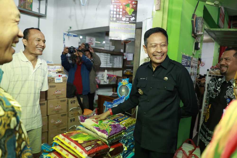 Pj. Wali Kota Malang, Wahyu Hidayat (kanan) saat memantau harga-harga kebutuhan di pasar tradisional Kota Malang, Kamis (2/11/2023)./Istimewa