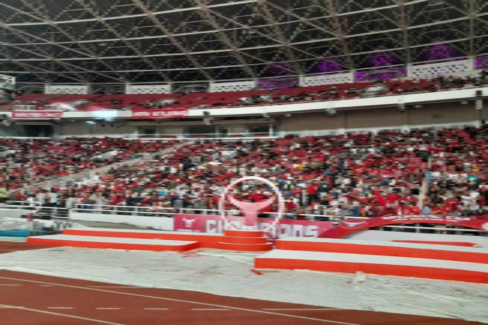 Ribuan penonton memadati tribun di Stadion Utama GBK, Jakarta Pusat pada Jumat (3/11/2023) malam. Mereka ingin menonton laga final Liga Kampung Soekarno Cup U-17 antara kesebelasan Bali vs Sulawesi Selatan. JIBI/Bisnis-Surya Dua Artha Simanjuntak.