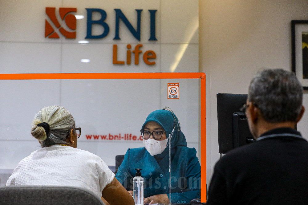 Karyawan melayani nasabah di kantor cabang BNI Life, Jakarta, Senin (9/10/2023). Bisnis/Abdurachman