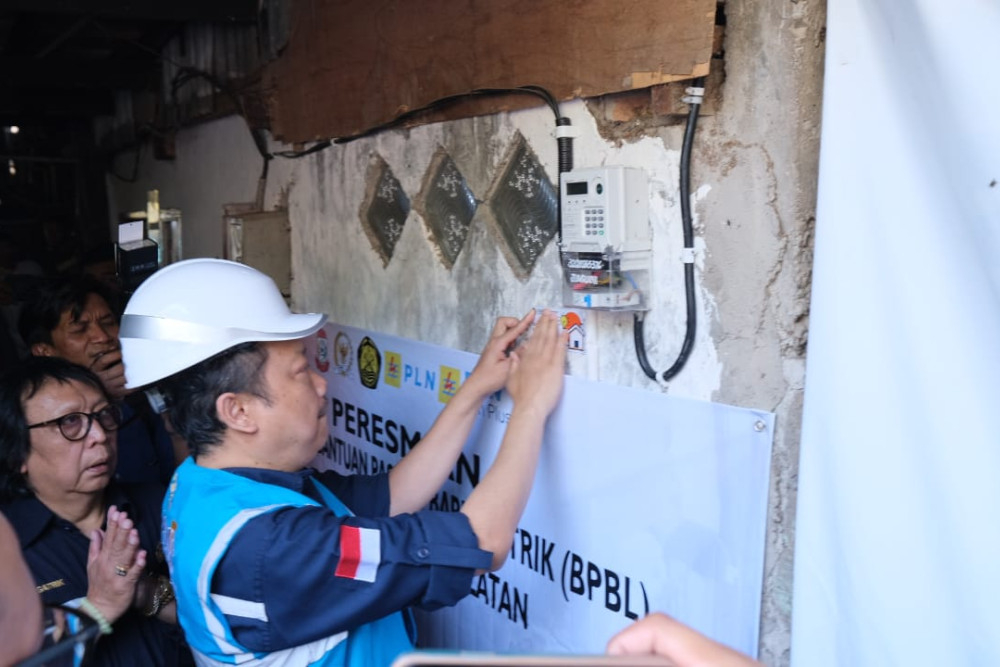  175 Warga Prasejahtera di Makassar Dapat Sambungan Listrik PLN Gratis