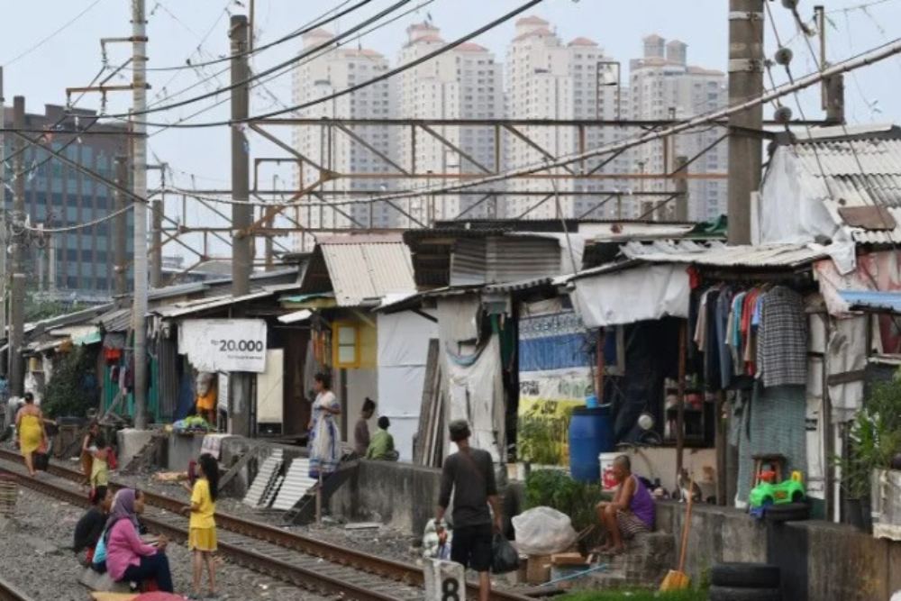 Jakarta Dapat Tambahan Dana Penanganan Kemiskinan dan Stunting Rp13,36 Miliar. Sejumlah warga beraktivitas di perkampungan padat penduduk tepi rel kereta api di Kampung Bandan, Jakarta, Jumat (14/10/2022)./Antara