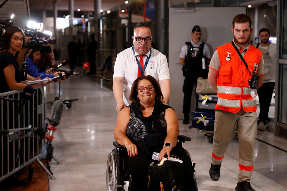  Kontroversi 30 Wisatawan Salat Berjamaah di Bandara Charles de Gaulle Paris