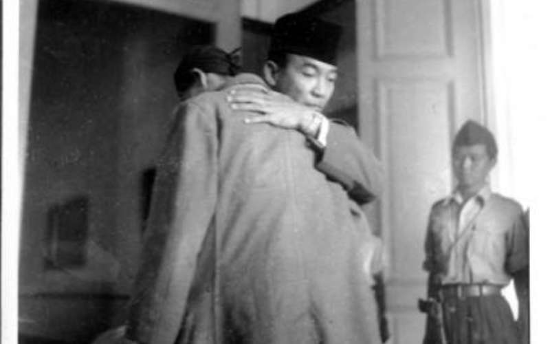 Jenderal Soedirman dan Presiden Soekarno sedang berpelukkan./Arsip Nasional Republik Indonesia