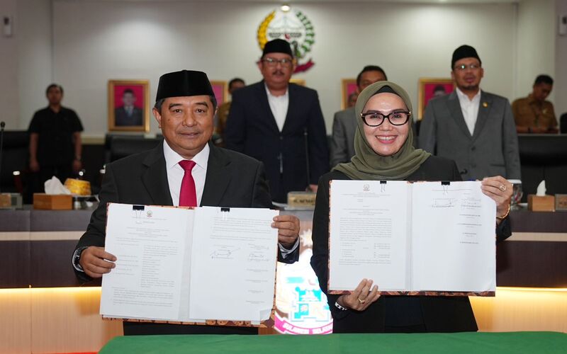 Pj Gubernur Sulsel Bahtiar Baharuddin (kiri) bersama Ketua DPRD Sulsel Andi Ina Kartika Sari (kanan) usai menetapkan APBD Sulsel 2024./Pemprov Sulsel.