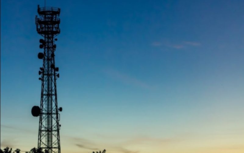 salah satu menara telekomunikasi yang memancarkan sinyal internet dengan spektrum frekuensi rendah dan tengah/balitower.co.id