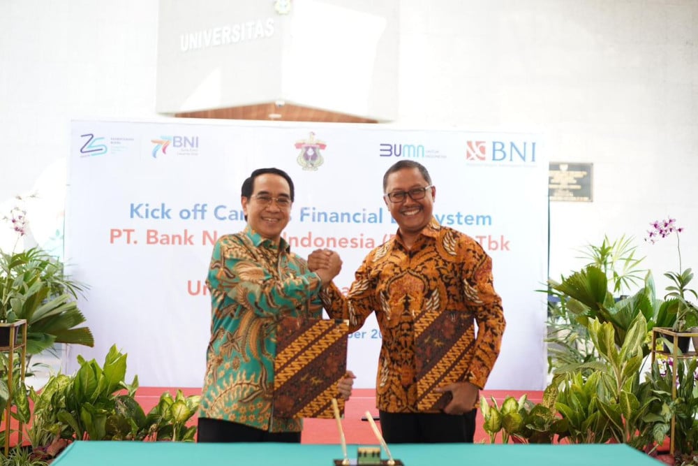 Direktur Institutional Banking BNI Muhammad Iqbal (kanan) dan Rektor Unhas Makassar Prof Jamaluddin Jompa dalam penandatangan MoU program BNI Campus Financial Ecosystem di Makassar / BNI