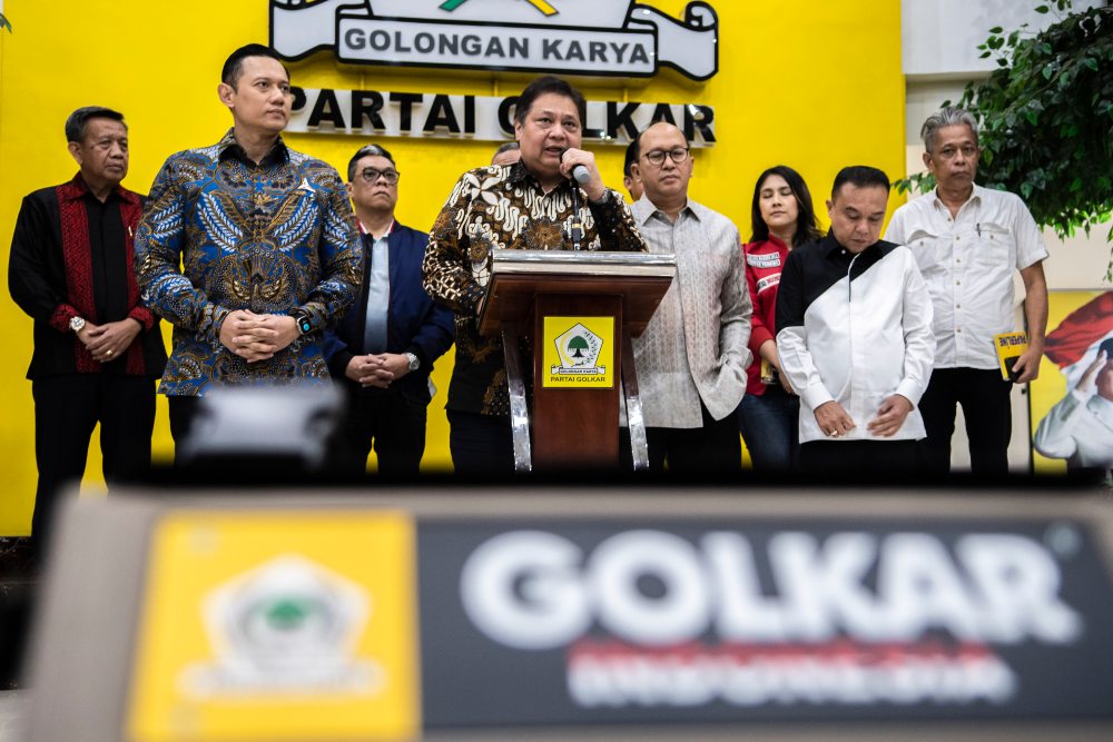 Ketua Dewan Pengarah Tim Kampanye Nasional (TKN) Prabowo-Gibran, Airlangga Hartato (tengah) didampingi Wakil Ketua Dewan Pengarah Agus Harimurti Yudhoyono (dua kiri), Ketua TKN Rosan Roeslani (empat kanan) dan Wakil Ketua TKN Sufmi Dasco Ahmad (kedua kanan) memberikan keterangan usai rapat di Jakarta, Kamis (9/11/2023). Rapat perdana dewan pengarah TKN tersebut membahas berbagai agenda strategis, diantaranya jadwal penetapan paslon, pengundian nomor urut dan kampanye, serta putusan MKMK. ANTARA FOTO/Bayu Pr