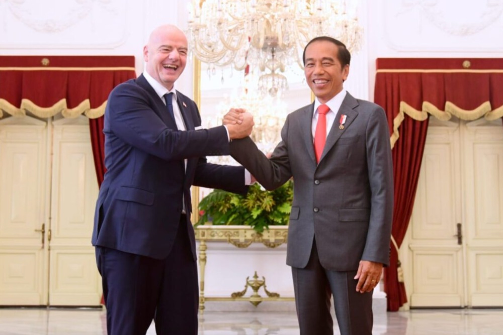  Jokowi Beri Bintang Jasa untuk Presiden FIFA di Hari Pahlawan