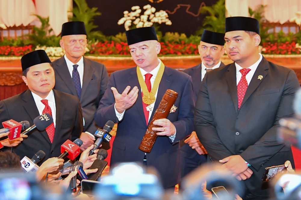  Erick Ledek Presiden FIFA Giovanni Vincenzo yang Dapat Bintang dari Jokowi