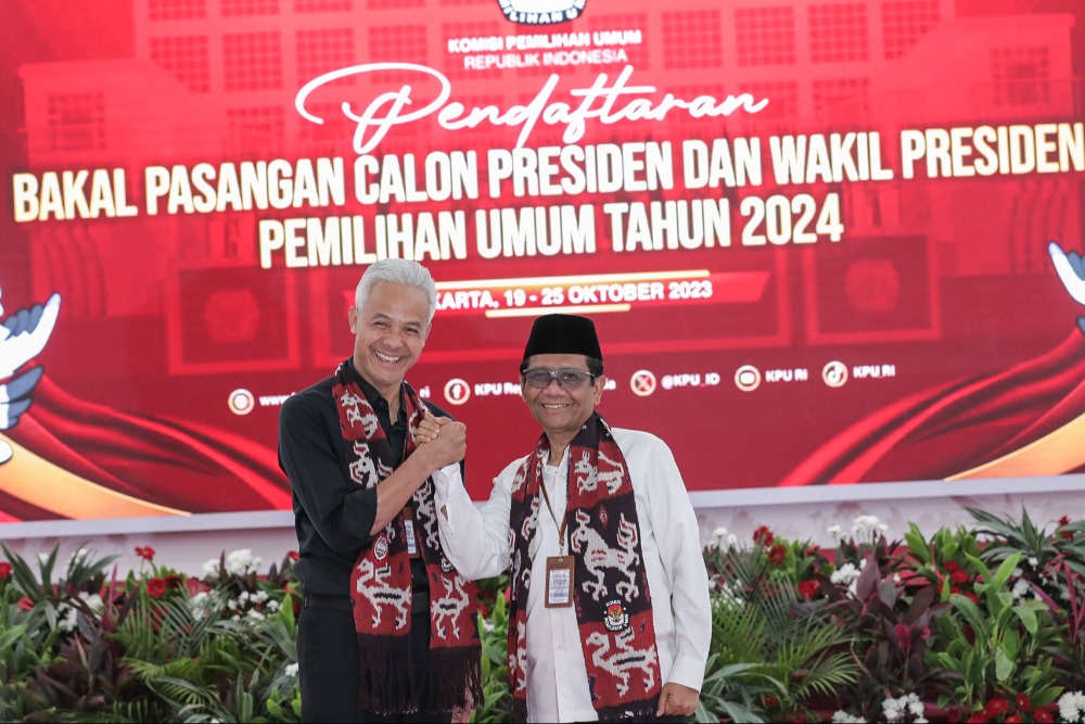 Pasangan calon presiden Ganjar Pranowo (kiri) dan calon wakil presiden Mahfud MD saat pendaftaran calon presiden dan wakil presiden di Kantor KPU, Jakarta, Kamis (19/10/2023)/Bisnis-Fanny Kusumawardhani