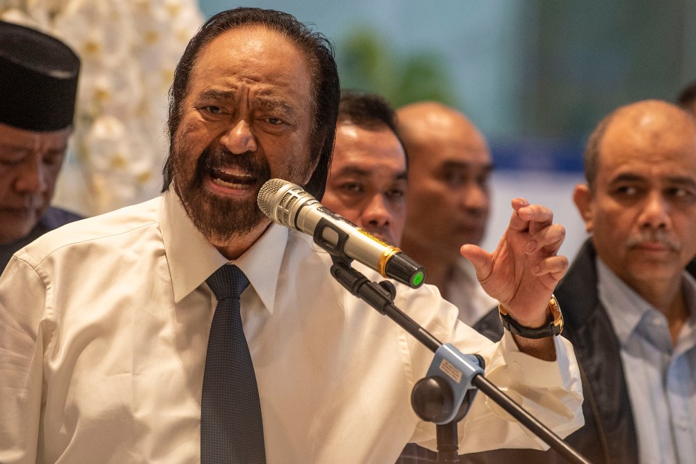 Ketua Umum Partai Nasdem Surya Paloh didampingi jajaran pengurus partai memberikan keterangan pers di Kantor DPP Partai NasDem, Jakarta, Kamis (5/10/2023). Dalam keterangan persnya, Surya Paloh memerintahkan Syahrul Yasin Limpo untuk menghadap Presiden Joko Widodo dan menyerahkan surat pengunduran diri sebagai Menteri Pertanian serta mengikuti proses hukum. ANTARA FOTO/Galih Pradipta/YU