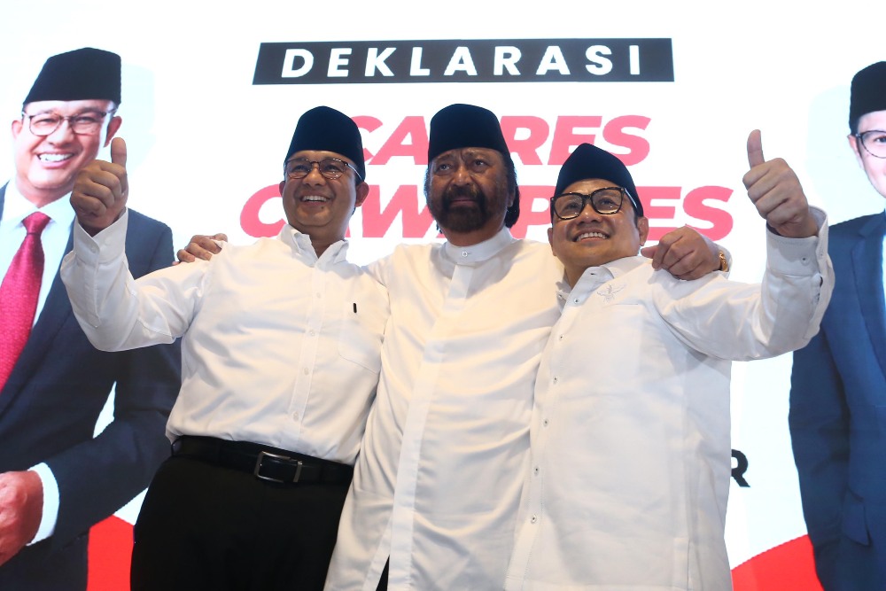 Ketua Umum Partai Nasdem Surya Paloh (tengah) berangkulan dengan bakal calon presiden Anies Baswedan (kiri) dan bakal calon wakil presiden Muhaimin Iskandar (kanan). ANTARA FOTO/Ali Masduki/nym.