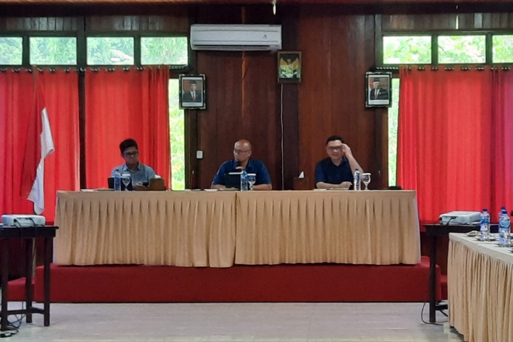 Direktur Departemen Kebijakan Ekonomi dan Moneter (DKEM) Bank Indonesia Erwindo Kolopaking (kiri), Direktur Departemen Pengelolaan Moneter (DPM) Bank Indonesia Ramdan Denny Prakoso (kanan) dalam Editors Briefing di Raja Ampat, Papua Barat, Sabtu (11/11/2023)/Bisnis-Annisa S. Rini