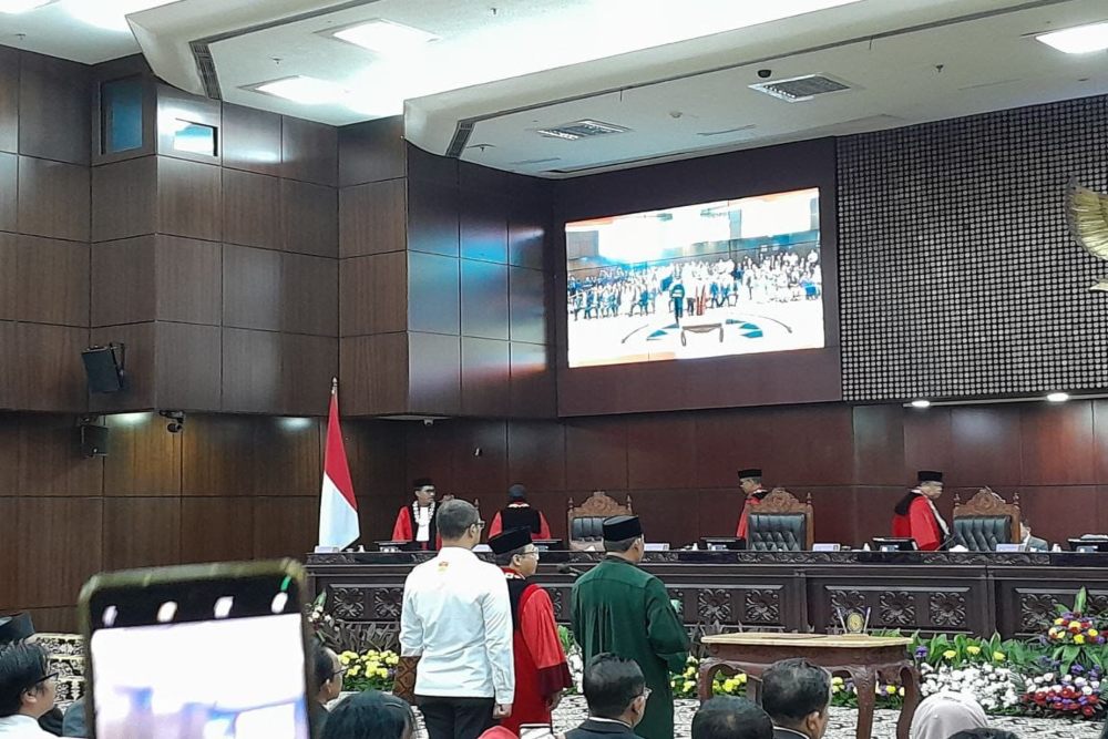  Tangis Suhartoyo dalam Pidato Pertama sebagai Ketua MK