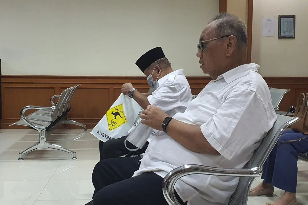 Terdakwa mantan Kepala Kejaksaan Negeri Buleleng, Bali Fahrur Rozi (kiri) dan Suwanto bersiap mengikuti sidang dakwaan kasus dugaan suap pengadaan buku di Gedung Pengadilan Tindak Pidana Korupsi Denpasar, Bali, Rabu (15/11/2023)./Antara-Rolandus Nampu