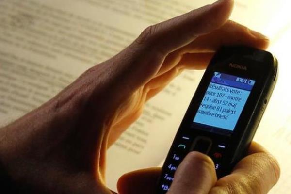 Kemenkominfo mengungkapkan kasus penipuan melalui SMS semakin merajalela, mulai dari meminta pulsa, penipuan via dokumen APK, hingga judi online. /Reuters