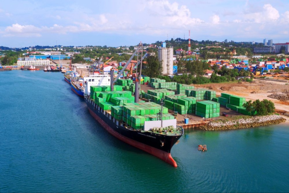 Ilustrasi neraca perdagangan Indonesia lewat kegiatan ekspor-impor menggunakan kapal. JIBI/Bisnis