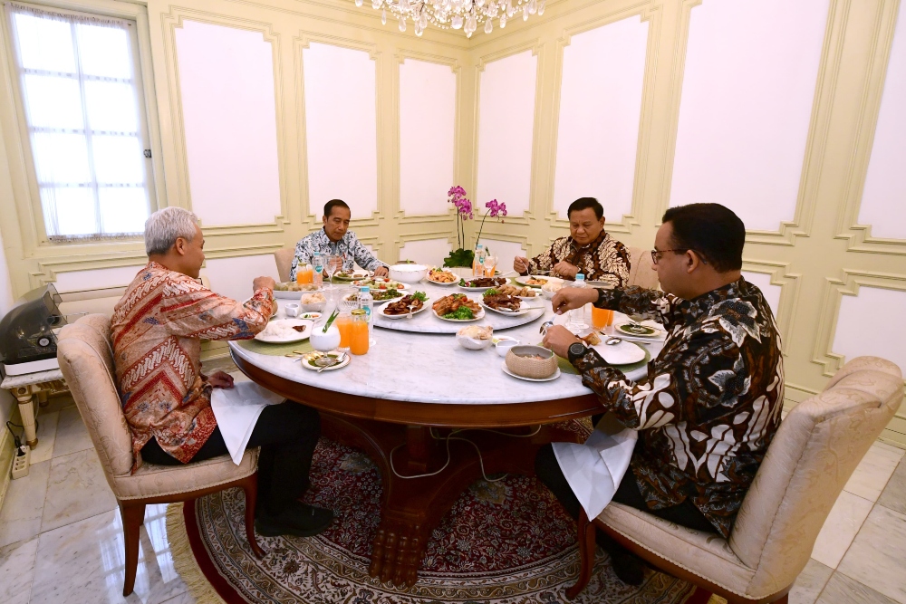 Menakar Kebijakan Politik Luar Negeri Para Capres, Sudah 'Good Global Citizenship'? Momen Jokowi bersama para capres 2024 yakni Prabowo Subianto, Anies Baswedan, dan Ganjar Pranowo makan siang di Istana Negara, Senin (30/10/2023) / Setpres