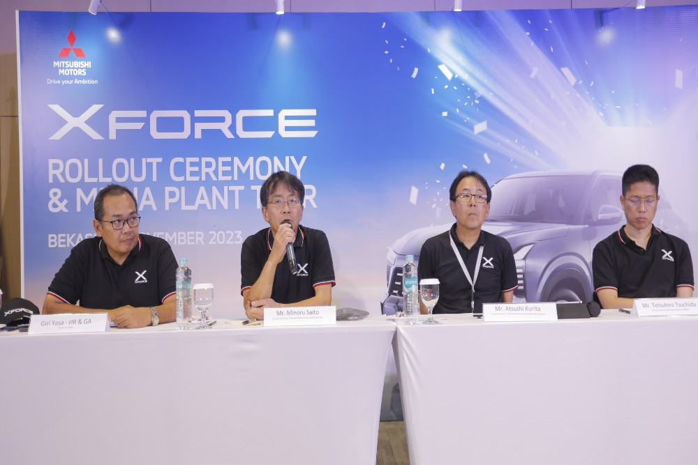 Jajaran direksi Mitsubishi Krama Yudha Sales Indonesia (MMKSI) dan Mitsubishi Krama Yudha Indonesia (MMKI) saat jumpa pers terkait pengiriman perdana XForce, Kamis (16/11/2023)/Mitsubishi