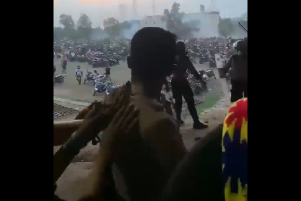  Viral Suporter Mohon ke Polisi untuk Tak Tembakkan Gas Air Mata di Stadion Gresik