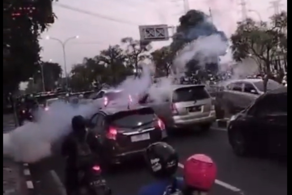  Gas Air Mata Keluar ke Jalan Sebabkan Kemacetan, Efek Kericuhan Suporter Gresik United