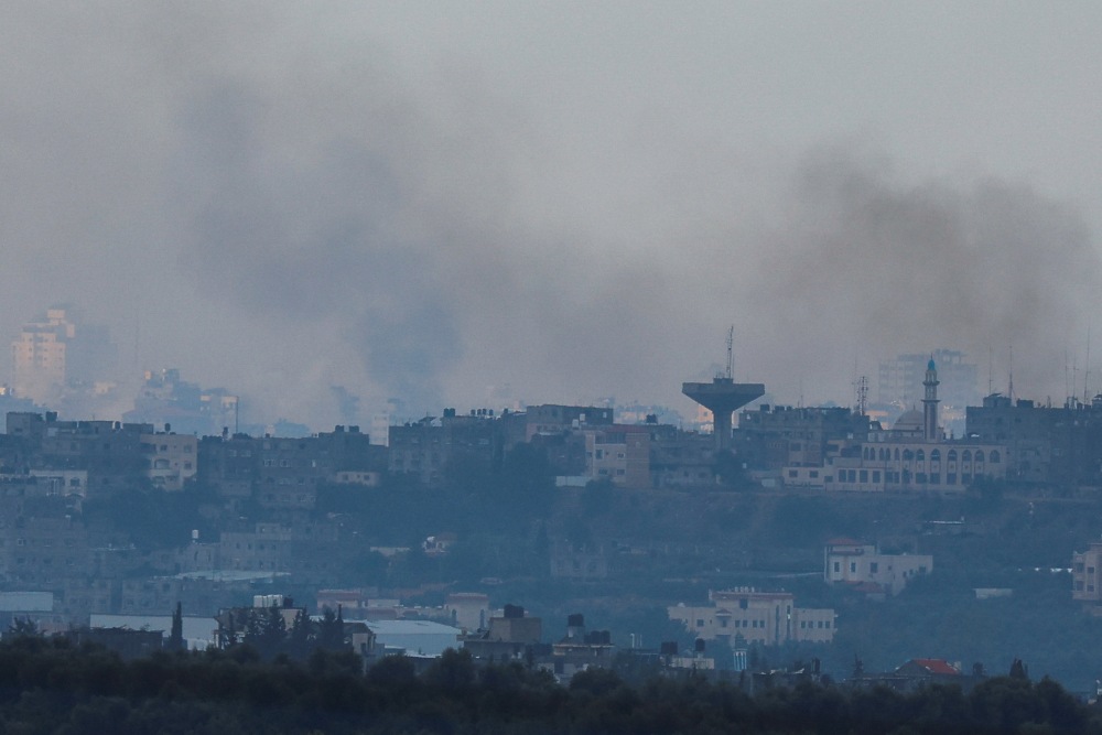 Asap mengepul dari Gaza, terlihat dari Israel Selatan, di tengah konflik yang sedang berlangsung antara Israel dan kelompok Palestina Hamas, 14 November 2023. REUTERS/Alexander Ermochenko