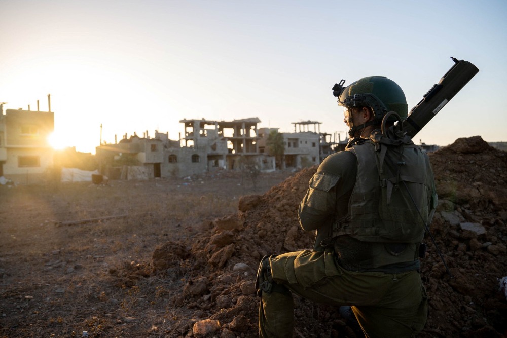 Seorang tentara Israel mengambil posisi selama operasi darat yang sedang berlangsung oleh tentara Israel melawan kelompok Islam Palestina Hamas, di lokasi yang disebut sebagai Gaza, dalam gambar yang dirilis pada 17 November 2023. Pasukan Pertahanan Israel/Handout via REUTERS 