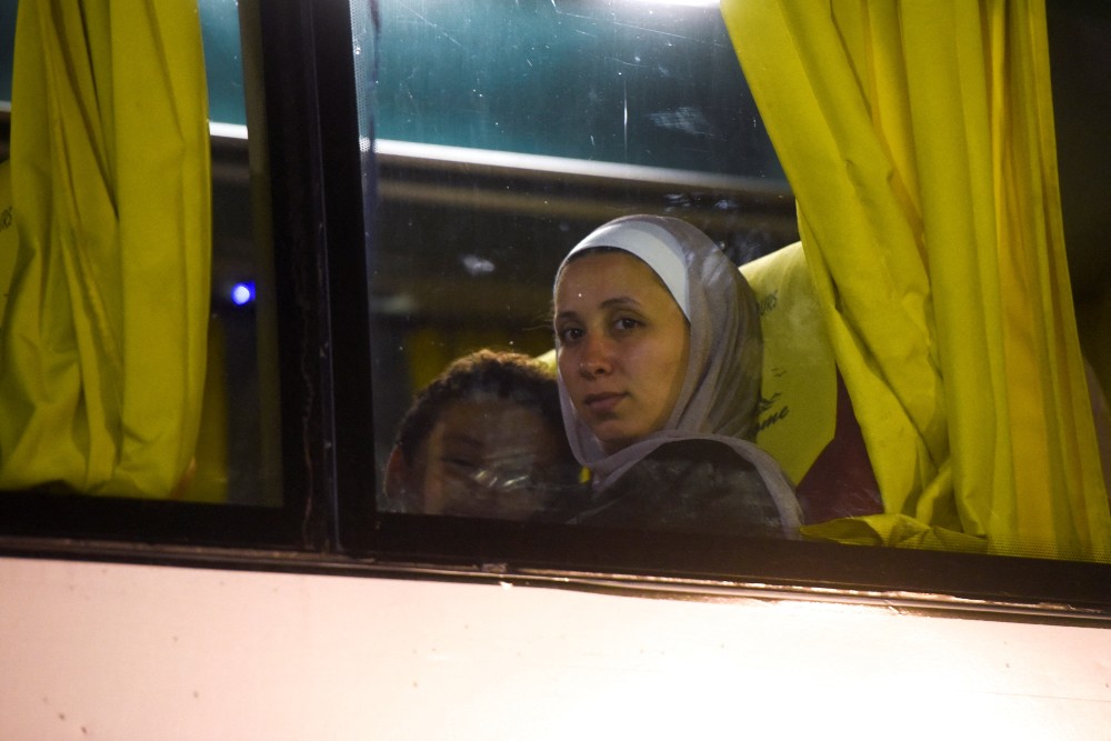 Seorang wanita melihat ke luar jendela bus ketika warga Palestina dengan paspor Kanada yang dievakuasi dari Gaza bereaksi di dalam bus setelah melewati perbatasan Rafah dari sisi Mesir di Rafah, di tengah konflik yang sedang berlangsung antara Israel dan kelompok Islam Palestina Hamas, di Rafah, Mesir, 12 November 2023./Reuters