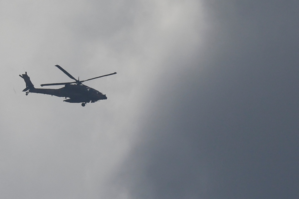 Helikopter Apache terbang dekat Jalur Gaza terlihat dari Israel selatan, di tengah konflik yang sedang berlangsung antara Israel dan kelompok Palestina Hamas, 20 November 2023. REUTERS/Alexander Ermochenko