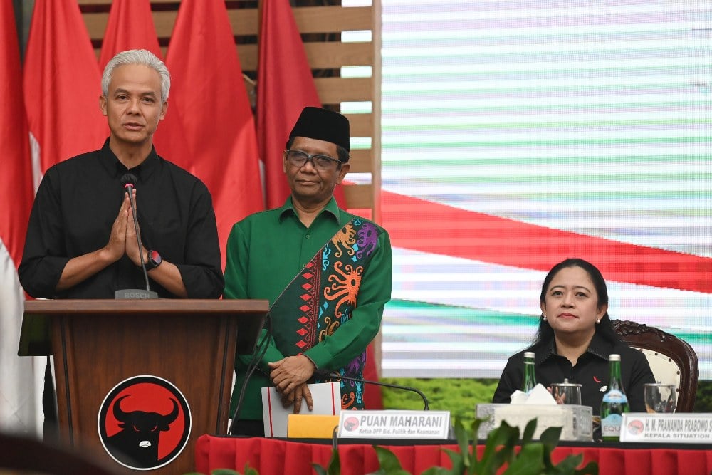 Bakal calon presiden dari PDI Perjuangan (PDIP) Ganjar Pranowo (kiri) didampingi bakal calon wakil presiden Mahfud MD (kedua kiri) dan Ketua DPP PDIP Puan Maharani (kanan) menyampaikan pidato saat acara pengumuman bakal calon wakil presiden pada Pilpres 2024 di kantor DPP PDIP, Jakarta, Rabu (18/10/2023). Mahfud MD secara resmi ditunjuk sebagai bakal calon wakil presiden (cawapres) pendamping Ganjar Pranowo. ANTARA FOTO/M Risyal Hidayat/aww.