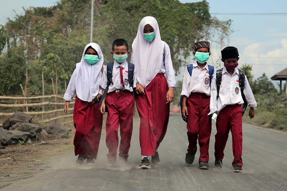  Pembagian Masker Kepada Warga Yang Terdampak Hujan Abu Vulkanik Gunung Dukono di Maluku Utara