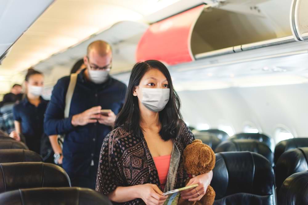 Ada aturan saat menaiki transportasi umum seperti pesawat, salah satunya dilarang merokok di dalam kabin pesawat./Freepik