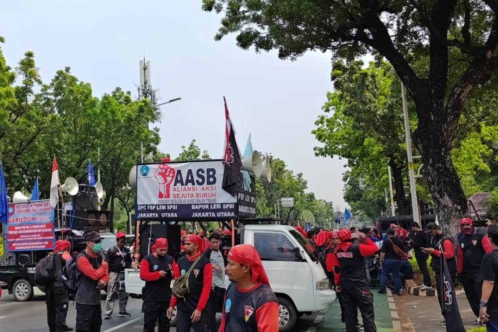 Buruh Demo di Balai Kota DKI, Tuntut UMP 2024 Naik Jadi Rp5,6 Juta