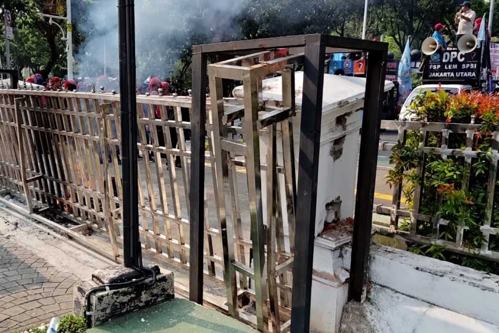 Aksi demo buruh dibubarkan usai rusak pagar Balai Kota DKI Jakarta./ BISNIS - Nuhansa Mikrefin