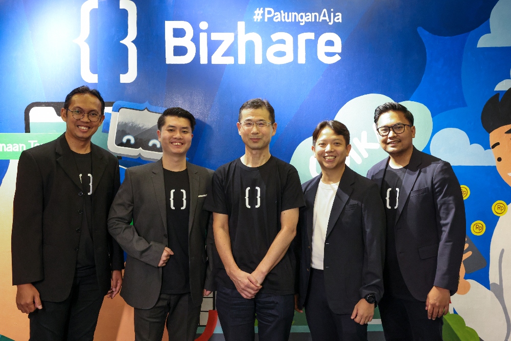 Gatot Adhi Wibowo (CFO Bizhare), Heinrich Vincent (CEO Bizhare), Shunichi Keida (Regional Partner/Advisor of Kejora Capital dan Direktur SBI Kejora Orbit Fund), Ryo Limijaya (VP Portfolio Kejora Capital) dan Giovanni Umboh (CTO Bizhare) dalam selebrasi pendanaan lanjutan untuk Bizhare di Jakarta, Senin (20/11/2023).