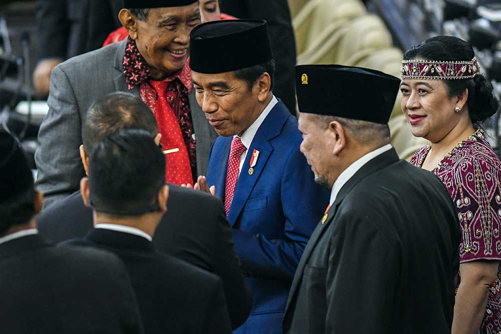 Presiden Joko Widodo (tengah) bersama Ketua DPR Puan Maharani (kanan) menghadiri pidato pengantar RUU tentang APBN tahun anggaran 2024 beserta nota keuangannya pada rapat Paripurna DPR pembukaan masa persidangan I DPR tahun sidang 2023-2024 di Gedung Nusantara, Kompleks Parlemen, Senayan, Jakarta, Selasa (16/8/2023).  ANTARA FOTO/Galih Pradipta