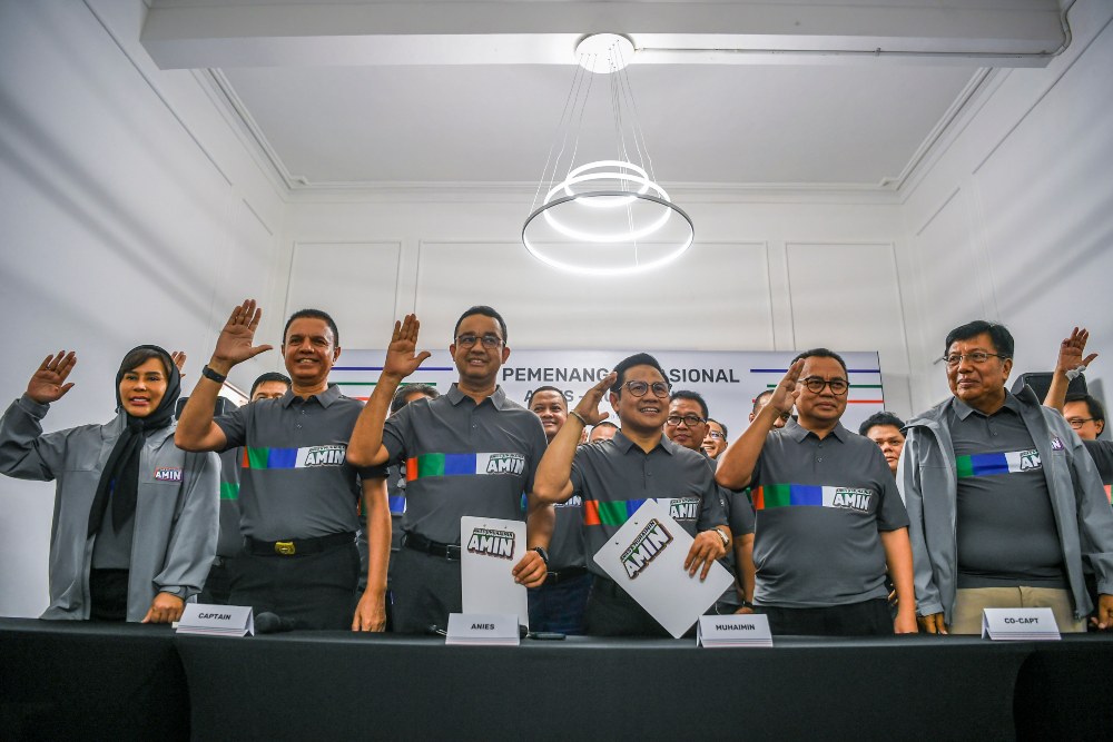 Calon presiden dan wakil presiden dari Koalisi Perubahan Anies Baswedan (ketiga kiri) dan Muhaimin Iskandar (ketiga kanan) berfoto bersama Kapten Tim Nasional Pemenangan Anies Baswedan-Muhaimin Iskandar (Timnas AMIN) Muhammad Syaugi Alaydrus (kedua kiri), Wakil Kapten Sudirman Said (kedua kanan), Bendahara Gede Widiade (kanan), Sekjen Novita Dewi (kiri) saat deklarasi susunan tim kampanye di Jalan Diponegoro Nomor 10, Jakarta, Selasa (14/11/2023). Koalisi Perubahan mengumumkan susunan tim kampanye yang akan