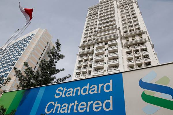 Papan nama Standard Chartered terpasang di depan sebuah gedung, di Jakarta./Reuters-Darren Whiteside