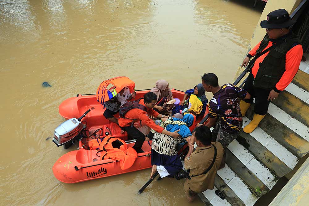  Petugas Gabungan Evakuasi Warga Yang Terjebak Banjir di Aceh