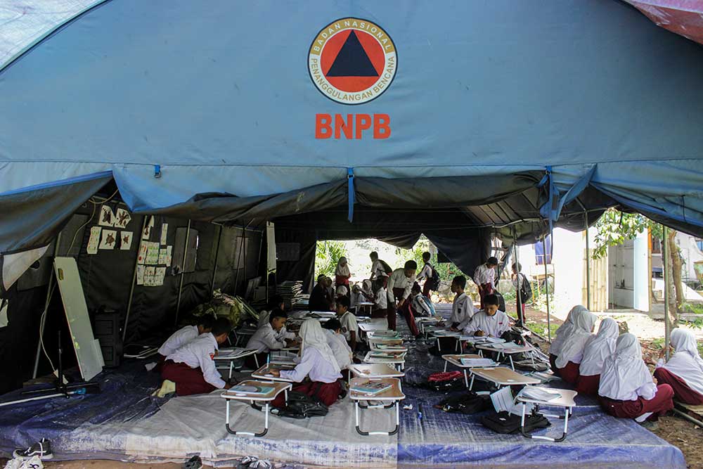  Siswa di Cianjur Masih Belajar di Tenda Darurat