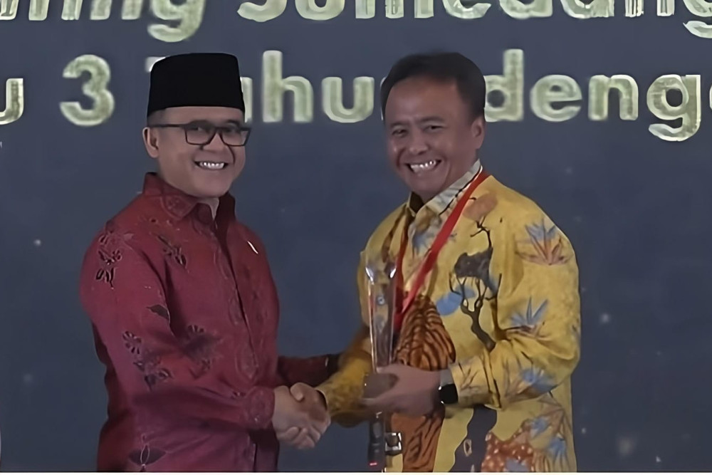 Pj.Bupati Sumedang Herman Suryatman (kanan) menerima penghargaan dari KemenPAN-RB terkait inovasi layanan publik Pemkab Sumedang masuk TOP 45 Inovasi Pelayanan Publik tahun 2023.