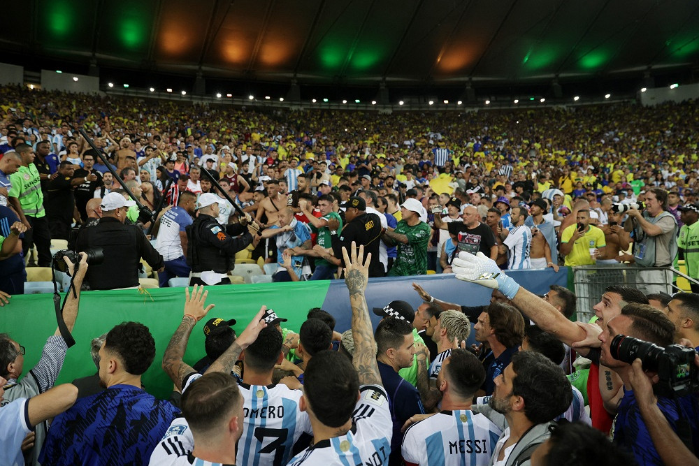  Ricuh Suporter Sempat Tunda Laga, Argentina Pesta di Kandang Brasil