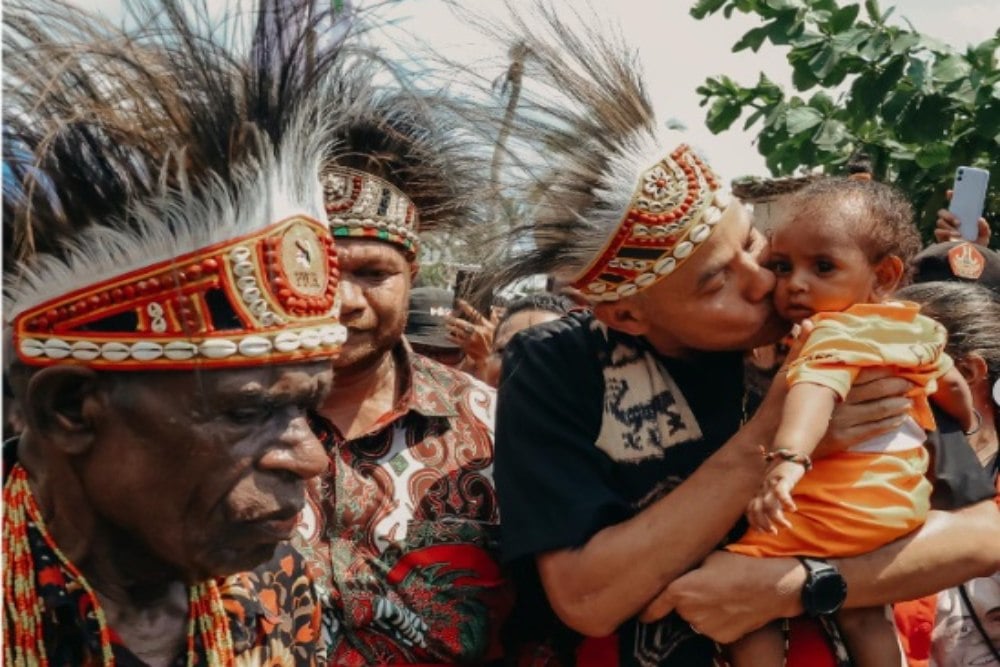  Jokowi dan Ganjar Kompak Berbagi Momen di Papua