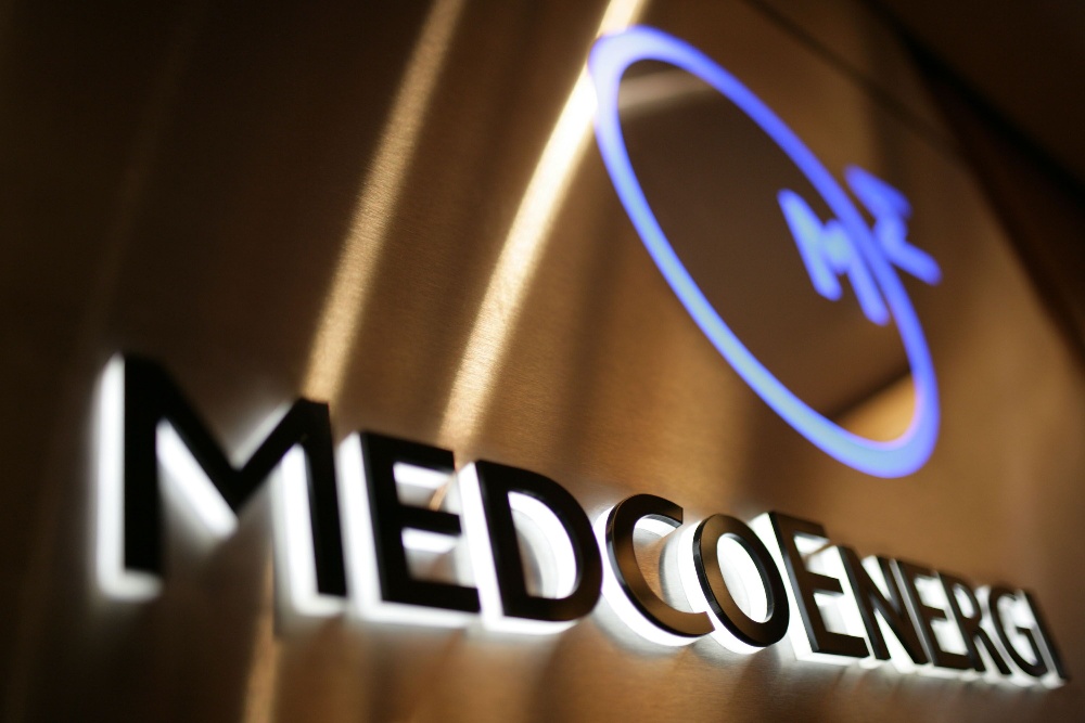 Logo PT Medco Energi Internasional tampak di kantor pusat perusahaan di Jakarta, Indonesia. - Bloomberg/Dimas Ardian