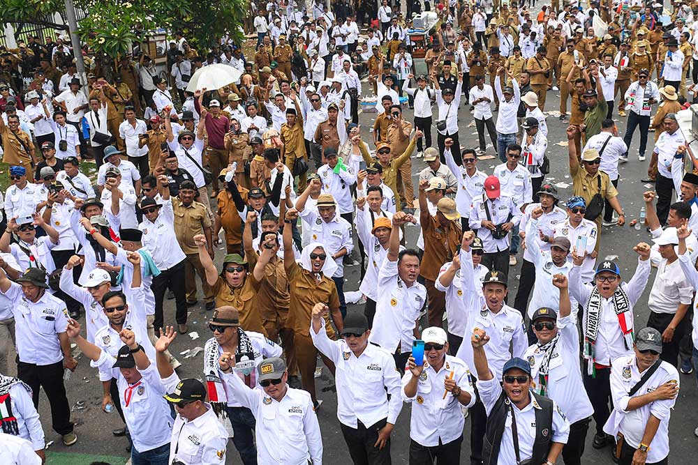  Sejumlah Perangkat Desa Berunjuk Rasa di Depan Gedung DPR Menuntut Revisi UU Desa