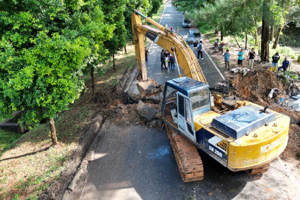  Jalan Gajah Mada Amblas, Imbas Hujan Deras Guyur Batam Kamis Dini Hari