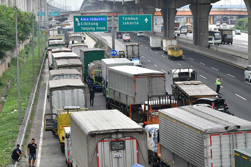  Kemacetan Terjadi di Tol Jakarta-Cikampek Akibat Unjuk Rasa Buruh Yang Menutup Pintu Tol Kawasan MM2100