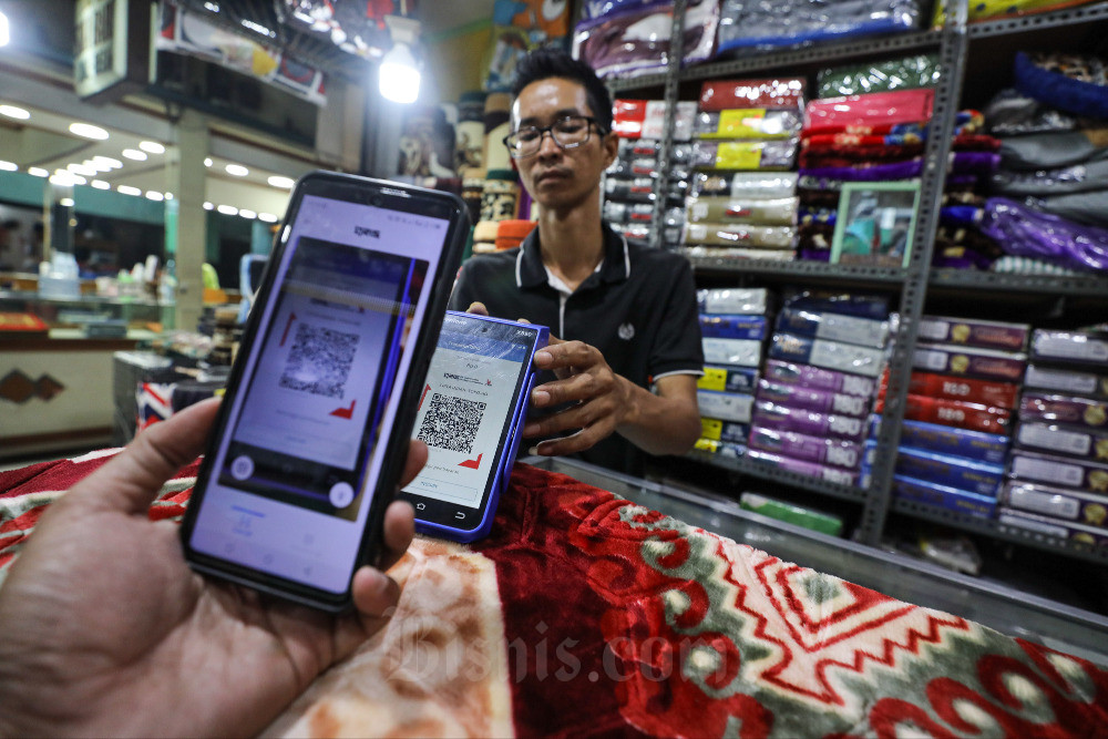Pembeli melakukan pembayaran melalui pemindaian QRIS di Pasar Minggu, Rabu (2/8/2023). Bisnis/Arief Hermawan P
