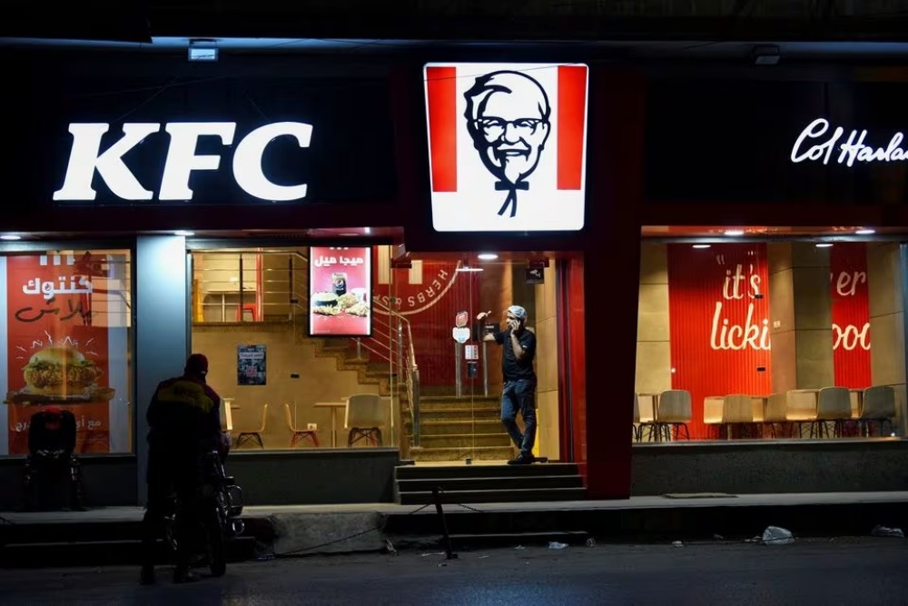 Tak Hanya di Indonesia, Boikot Produk Pro-Israel Terjadi di Negara-negara Arab / Suasana sebuah gerai McDonald di Kairo, Mesir - Reuters