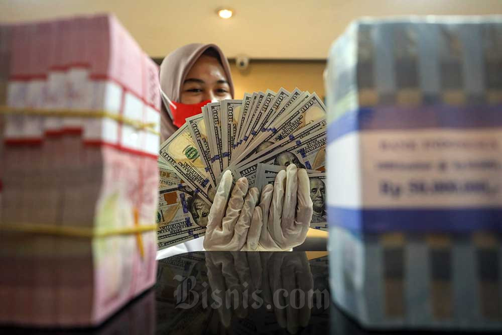Nilai tukar rupiah terhadap dolar Amerika Serikat (AS) dibuka melemah pada Jumat (24/11/2023) setelah Bank Indonesia (BI) menahan suku bunga acuan. Bisnis/Arief Hermawan P